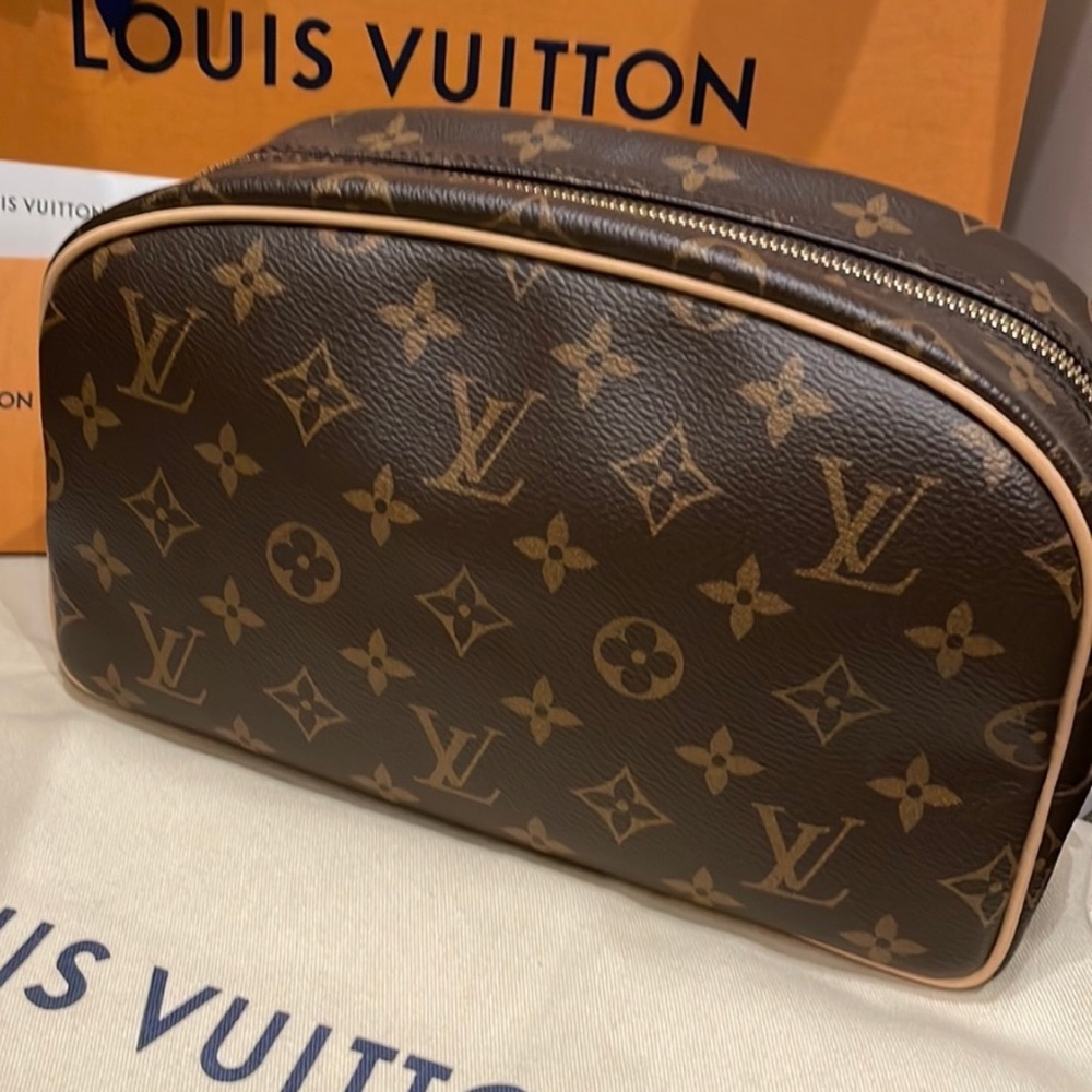 🎉HOST PICK🎉EUC Authentic Louis Vuitton Toiletry 25